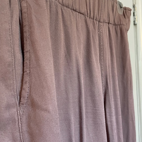 Celebrity Pink loose pant with tapered leg in a dusty pink - Picture 3 of 3